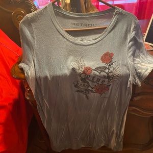 V neck , medium, says true on back, front rose